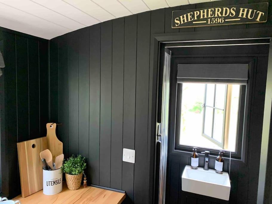 Cornwall Woodland Shepherd'S Hut - Dennis Hut ボドミン エクステリア 写真